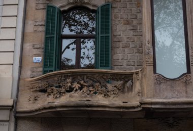 İspanya 'nın Barcelona şehrinde ilginç Art Nouveau Mimari Binaları ön yüzü. (Arquitectura modernista). Bu süslü binaların çoğu 20. yüzyılın başlarından kalma..