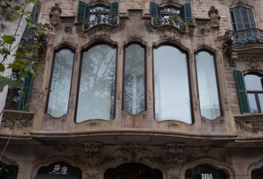 İspanya 'nın Barcelona şehrinde ilginç Art Nouveau Mimari Binaları ön yüzü. (Arquitectura modernista). Bu süslü binaların çoğu 20. yüzyılın başlarından kalma..