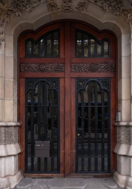 İspanya 'nın Barcelona şehrinde ilginç Art Nouveau Mimari Binaları ön yüzü. (Arquitectura modernista). Bu süslü binaların çoğu 20. yüzyılın başlarından kalma..