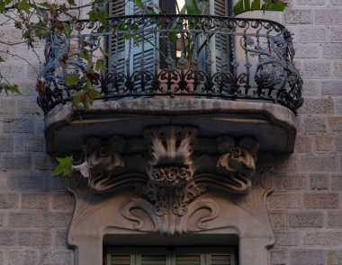 İspanya 'nın Barcelona şehrinde ilginç Art Nouveau Mimari Binaları ön yüzü. (Arquitectura modernista). Bu süslü binaların çoğu 20. yüzyılın başlarından kalma..