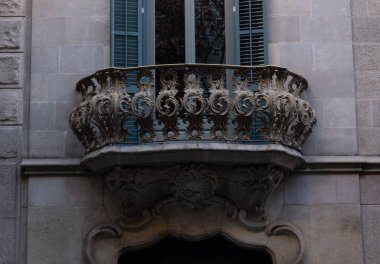 İspanya 'nın Barcelona şehrinde ilginç Art Nouveau Mimari Binaları ön yüzü. (Arquitectura modernista). Bu süslü binaların çoğu 20. yüzyılın başlarından kalma..