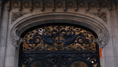 İspanya 'nın Barcelona şehrinde ilginç Art Nouveau Mimari Binaları ön yüzü. (Arquitectura modernista). Bu süslü binaların çoğu 20. yüzyılın başlarından kalma..