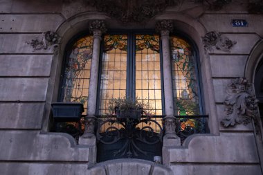 İspanya 'nın Barcelona şehrinde ilginç Art Nouveau Mimari Binaları ön yüzü. (Arquitectura modernista). Bu süslü binaların çoğu 20. yüzyılın başlarından kalma..
