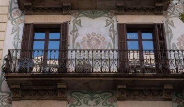 İspanya 'nın Barcelona şehrinde ilginç Art Nouveau Mimari Binaları ön yüzü. (Arquitectura modernista). Bu süslü binaların çoğu 20. yüzyılın başlarından kalma..