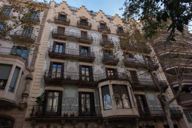 İspanya 'nın Barcelona şehrinde ilginç Art Nouveau Mimari Binaları ön yüzü. (Arquitectura modernista). Bu süslü binaların çoğu 20. yüzyılın başlarından kalma..