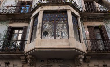 İspanya 'nın Barcelona şehrinde ilginç Art Nouveau Mimari Binaları ön yüzü. (Arquitectura modernista). Bu süslü binaların çoğu 20. yüzyılın başlarından kalma..