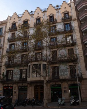 İspanya 'nın Barcelona şehrinde ilginç Art Nouveau Mimari Binaları ön yüzü. (Arquitectura modernista). Bu süslü binaların çoğu 20. yüzyılın başlarından kalma..