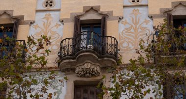 İspanya 'nın Barcelona şehrinde ilginç Art Nouveau Mimari Binaları ön yüzü. (Arquitectura modernista). Bu süslü binaların çoğu 20. yüzyılın başlarından kalma..