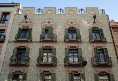 İspanya 'nın Barcelona şehrinde ilginç Art Nouveau Mimari Binaları ön yüzü. (Arquitectura modernista). Bu süslü binaların çoğu 20. yüzyılın başlarından kalma..