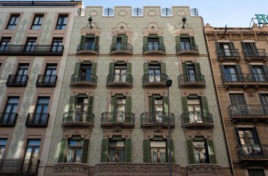 İspanya 'nın Barcelona şehrinde ilginç Art Nouveau Mimari Binaları ön yüzü. (Arquitectura modernista). Bu süslü binaların çoğu 20. yüzyılın başlarından kalma..