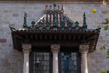 İspanya 'nın Barcelona şehrinde ilginç Art Nouveau Mimari Binaları ön yüzü. (Arquitectura modernista). Bu süslü binaların çoğu 20. yüzyılın başlarından kalma..