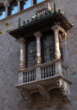 İspanya 'nın Barcelona şehrinde ilginç Art Nouveau Mimari Binaları ön yüzü. (Arquitectura modernista). Bu süslü binaların çoğu 20. yüzyılın başlarından kalma..