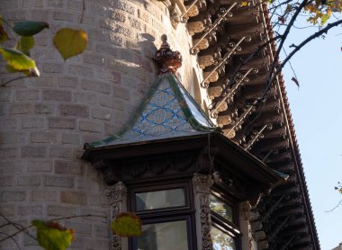 İspanya 'nın Barcelona şehrinde ilginç Art Nouveau Mimari Binaları ön yüzü. (Arquitectura modernista). Bu süslü binaların çoğu 20. yüzyılın başlarından kalma..