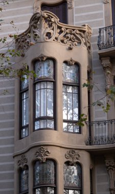 İspanya 'nın Barcelona şehrinde ilginç Art Nouveau Mimari Binaları ön yüzü. (Arquitectura modernista). Bu süslü binaların çoğu 20. yüzyılın başlarından kalma..