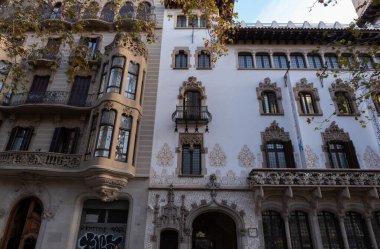 İspanya 'nın Barcelona şehrinde ilginç Art Nouveau Mimari Binaları ön yüzü. (Arquitectura modernista). Bu süslü binaların çoğu 20. yüzyılın başlarından kalma..