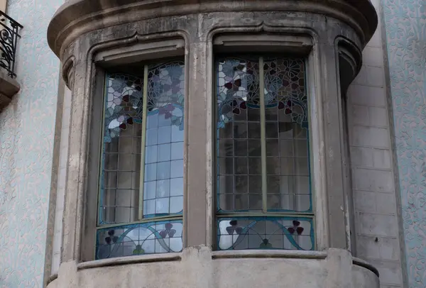 İspanya 'nın Barcelona şehrinde ilginç Art Nouveau Mimari Binaları ön yüzü. (Arquitectura modernista). Bu süslü binaların çoğu 20. yüzyılın başlarından kalma..