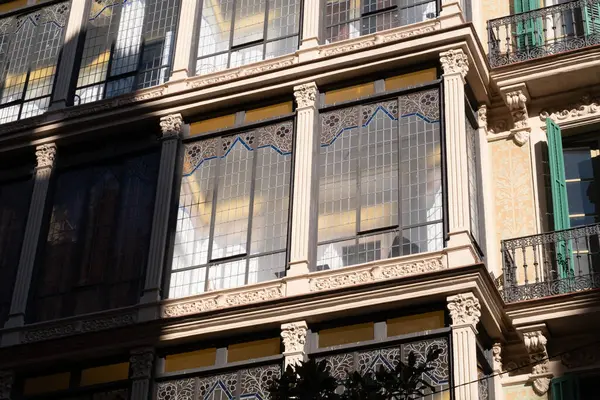 İspanya 'nın Barcelona şehrinde ilginç Art Nouveau Mimari Binaları ön yüzü. (Arquitectura modernista). Bu süslü binaların çoğu 20. yüzyılın başlarından kalma..