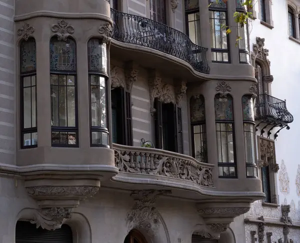 İspanya 'nın Barcelona şehrinde ilginç Art Nouveau Mimari Binaları ön yüzü. (Arquitectura modernista). Bu süslü binaların çoğu 20. yüzyılın başlarından kalma..