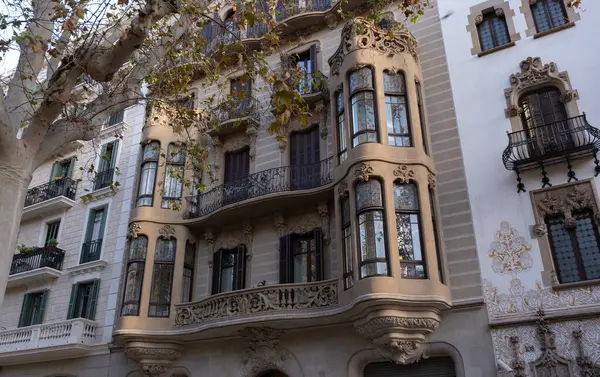 İspanya 'nın Barcelona şehrinde ilginç Art Nouveau Mimari Binaları ön yüzü. (Arquitectura modernista). Bu süslü binaların çoğu 20. yüzyılın başlarından kalma..