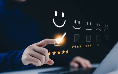 Müşteri memnuniyet değerlendirmesi anket konsepti. Bir kullanıcı sanal bir arayüzde, müşteri memnuniyeti, geri bildirim ve anket değerlendirmesi içeren beş yıldızlı bir değerlendirme seçer.