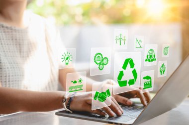 Sürdürülebilir kalkınma planlama kavramı. Geri dönüşüm, yenilenebilir enerji ve çevre korumasıyla ilgili sanal simgelere sahip bir dizüstü bilgisayar kullanan bir kadın. ticari sürdürülebilirlik yatırım stratejisi,