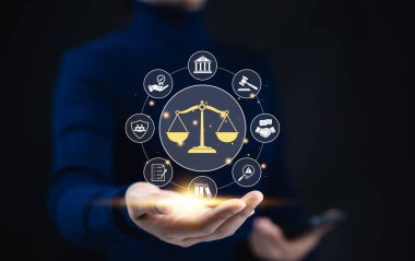 İş mevzuatı kavramı. Adaletin terazisi, adil hukuk kanunlarını sağlar. Hukuku, adaleti ve iş ahlakını temsil eden hukuk simgeleriyle çevrili adalet ölçeği,.