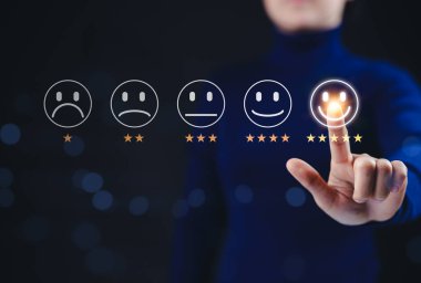 Müşteri memnuniyet değerlendirmesi anket konsepti. Kullanıcı geri bildirim arayüzü için beş yıldız veriyor, mükemmel müşteri memnuniyeti. Değişik geri bildirim seviyeleri, müşteri deneyimleri,