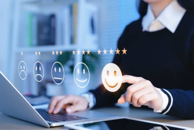 Müşteri memnuniyet değerlendirmesi anket konsepti. Kullanıcı geri bildirim arayüzü için beş yıldız veriyor, mükemmel müşteri memnuniyeti. Değişik geri bildirim seviyeleri, müşteri deneyimleri,