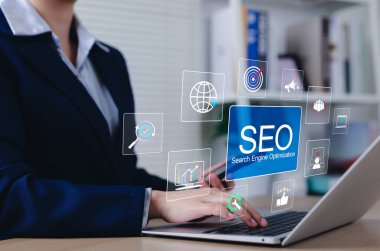 SEO Arama Motoru İyimser Strateji Konsepti. SEO simgeleri ve pazarlama analizleriyle birlikte çalışan iş kadını arama motoru optimizasyonunu temsil ediyor. dijital pazarlama, erişim, arka bağlantı,