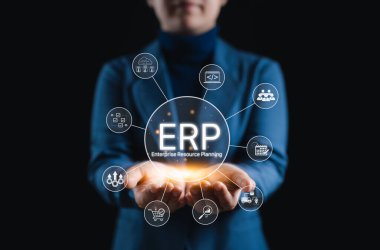 ERP Enterprise Kaynak Planlama Sistemi Konsepti. Finans, işletme, yazılım, lojistik ve HR gibi temel işletme fonksiyonlarını temsil eden ERP sistem simgelerini sunan business sperson.