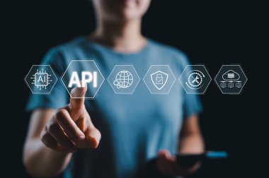 API, Uygulama Programlama Arayüz Kavramı. Uygulama programlama arayüzü entegrasyonu, veri erişimi, otomasyon ve sistem bağlantısını temsil eden bir kişi API simgesi ile etkileşir. API Anahtarı,