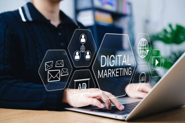 Dijital pazarlama ve online reklam kavramları. Dijital pazarlama simgeleri, SEO, sosyal medya, e-posta pazarlama ve çevrimiçi reklamlar, modern çevrimiçi piyasa stratejileri olan bir dizüstü bilgisayarda çalışan iş kadını..