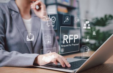 RFP, Teklif talebi. İşadamı, RFP simgeleriyle dizüstü bilgisayar kullanıyor. Tedarik süreci, teklif verme, iletişim, değerlendirme. İş satın alma ve tedarikçi seçimi için modern konsept