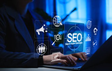 SEO Pazarlama ve Arama Motoru Optimizasyon Stratejisi. Simge SEO, pazarlama araçları, bağlantı kurma, anahtar kelime stratejisi, dijital büyüme ve görünürlük için çevrimiçi analiz kullanan kişi,