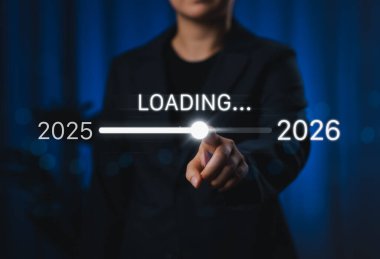 İlerleme ve Geçiş 2025 'ten 2026' ya. Baronun 2025 'ten 2026' ya geçişine, yıllık planlama ve iş büyümesine işaret eden kişi. Gelecek planlama, meydan okuma ve yeni yıl hedefleri.