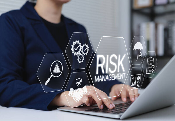Концепция управления рисками и оценки. Профессионал, использующий ноутбук с иконкой RISK MANAGEMENT, представляющий анализ бизнес-рисков, профилактику и стратегическую оценку в операциях.