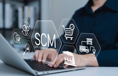 SCM, Tedarik Zinciri Yönetimi ve Lojistik Sistem Kavramı. Tedarik zinciri yönetimi, lojistik, envanter, teslimat, tedarik, üretim süreçlerini temsil eden dizüstü bilgisayarları kullanan kişi,