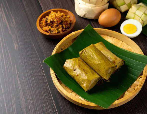 Arem-arem, geleneksel Endonezya baharatlı pirinç keki serundeng ve haşlanmış yumurta ile servis edilir.