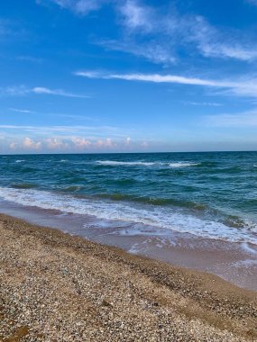 Güzel sahil ve mavi gökyüzü