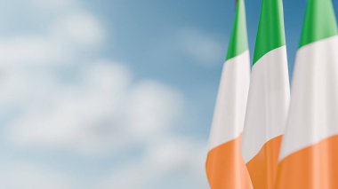 İrlanda 'nın Üç Bayrağı Bir Bayrak Direğine Dekoratif Asılıyor