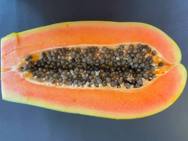 Taze ve olgun papaya