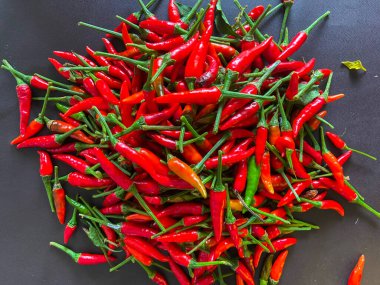 Siyah arkaplanda taze kırmızı biber