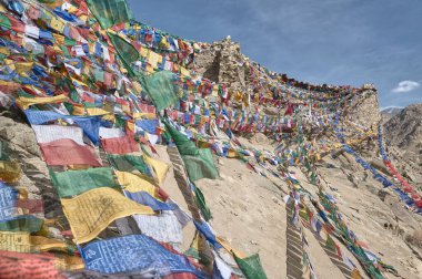 Budist dua eden bayraklar harabelerde. Yüksek kalite fotoğraf