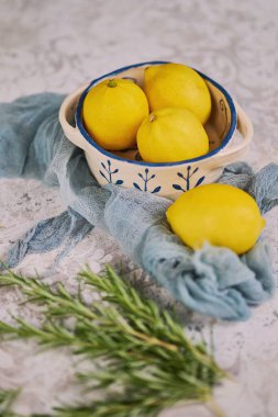 Biberiyeli bir kasede limonlar. Yüksek kalite fotoğraf