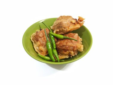 Yeşil bir kasede servis edilen kuş gözü biberli kızarmış tofu, geleneksel Endonezya atıştırmalığı.