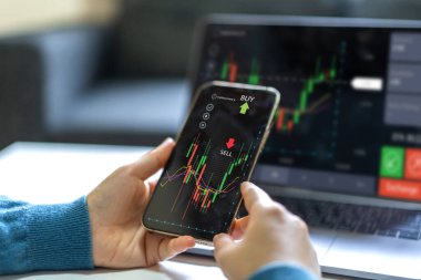 İşlemcilerin başarılı olması için telefon ve dizüstü bilgisayar ticareti borsa grafiği, blok zinciri borsa kripto para grafiği, iş finans fonları ve fiyat grafiği grafiği ile satış ve satın alma