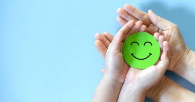 Elinizde kağıt kesiği sembolü gülümseme, mutluluk, rahatlama, memnuniyet anketi, müşteri hizmetleri, olumlu, iyi, sağlık, sağlık çocuğu, hastane, dünya akıl sağlığı günü konsepti 