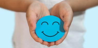 Çocuk elinde kağıt kesiği sembolü, gülümseme, mutluluk, rahatlama, memnuniyet anketi, müşteri hizmetleri, olumlu, iyi, sağlıklı çocuk, sağlık çocuğu, hastane, dünya akıl sağlığı günü konsepti