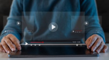 İnternet, video, canlı film, konser, içerik, podcast, çevrimiçi eğitim, şov veya öğretim, webinar, multimedya oyuncusu ve eğlence konsepti üzerinden insan kullanımı tableti izleme çevrimiçi yayınlanıyor