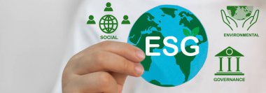 Elde tutulan kağıt, temiz enerji tasarrufu için ESG simgesi, çevre, sosyal, yönetim, sürdürülebilir ve kurumsal kalkınma, yeşil çevre dostu, çevre, yeşil, CO2, ESG kavramı